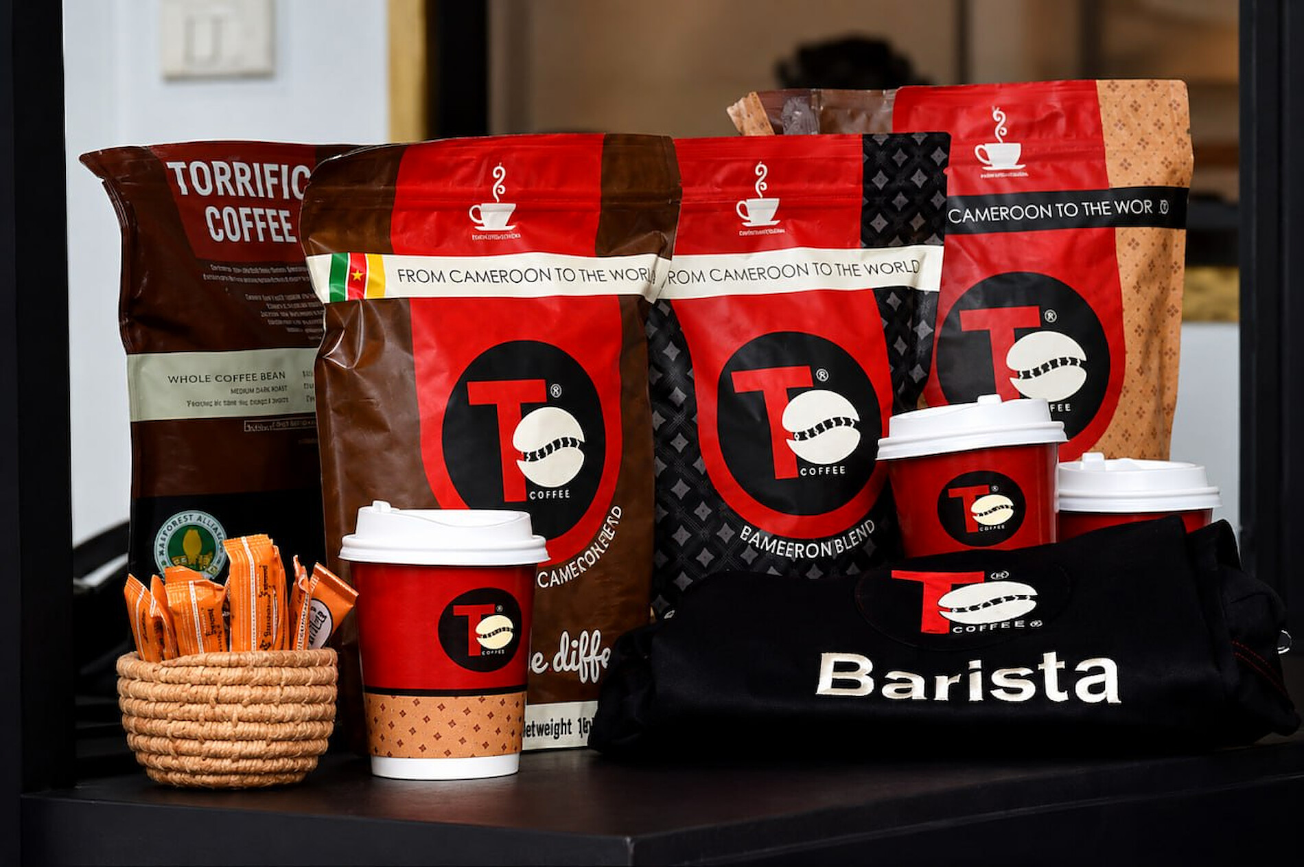 Les paquets Terrific Coffee et les gobelets à emporter